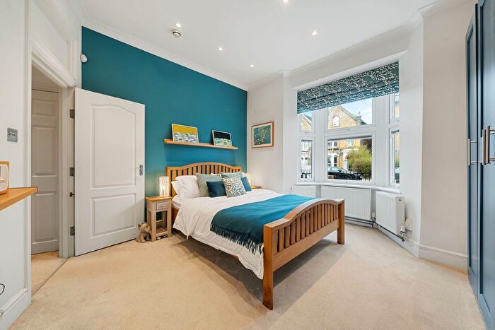 3 Bedroom Flat For Sale In Upper Tollington Park, London, N4