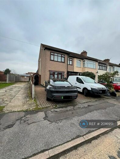 4 Bedroom End Of Terrace House To Rent In Lynton Avenue, Romford, RM7
