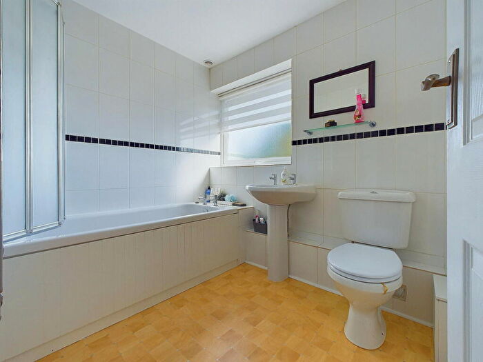 1 Bedroom Flat For Sale In Crabtree Lane, Lancing, BN15