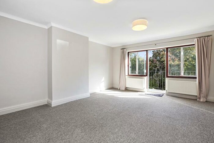 3 Bedroom Flat To Rent In West Heath Drive, Golders Green, London, NW11