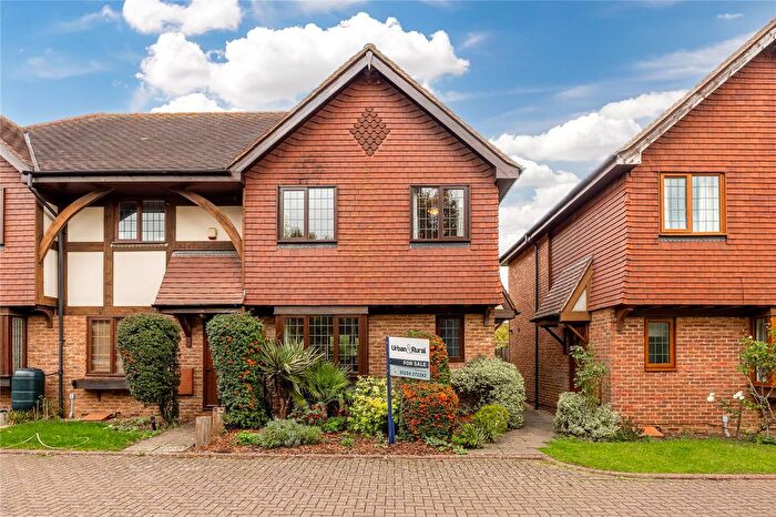 3 Bedroom End Of Terrace House For Sale In Parsonage Close, Oakley, Bedford, Bedfordshire, MK43