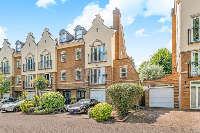 4 Bedroom End Of Terrace House To Rent In Barker Close, Richmond, TW9