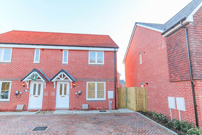 3 Bedroom Semi Detached House To Rent In Gregg Close, Swanmore, SO32