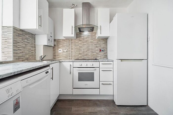 4 Bedroom Flat To Rent In Parkleigh Court, Morden Road, Wimbledon, London, SW19