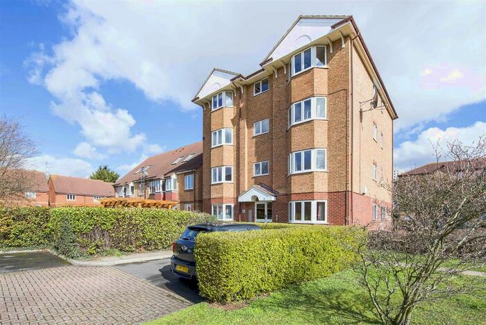 2 Bedroom Flat To Rent In Varsity Drive, Twickenham, TW1