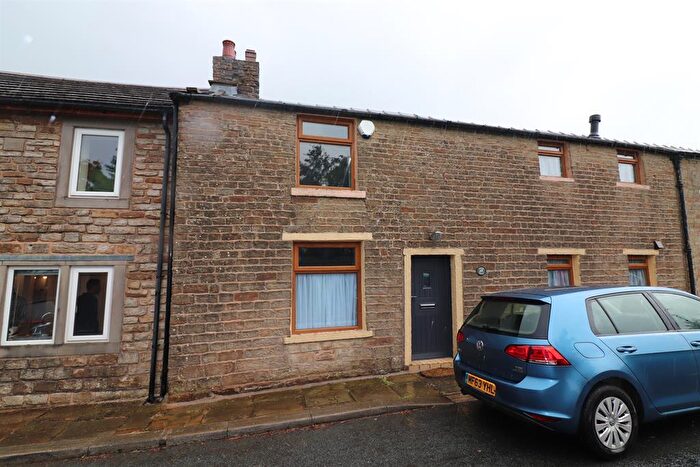 2 Bedroom Cottage To Rent In Blacksnape Road, Hoddlesden, Darwen, BB3