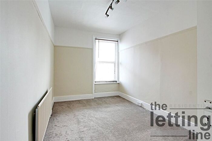 2 Bedroom Apartment To Rent In Windmill Hill, Enfield, Middlesex, EN2