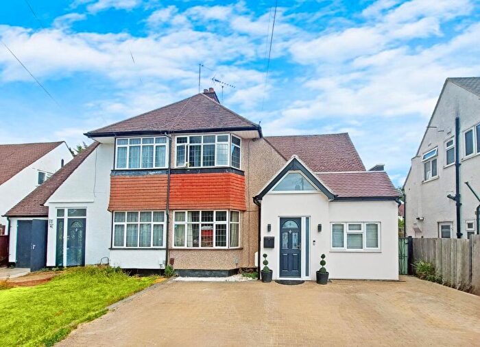 4 Bedroom Semi Detached House For Sale In The Avenue, Pinner, HA5