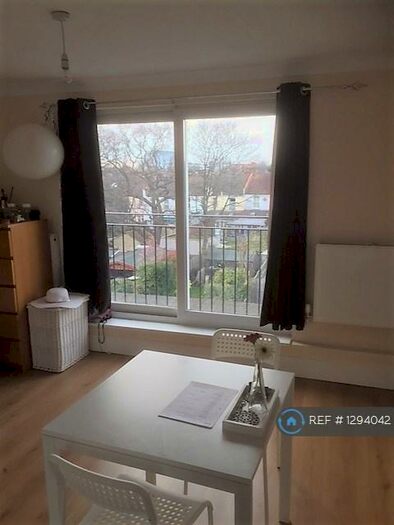 Studio To Rent In Warwick Road, Norbury, CR7