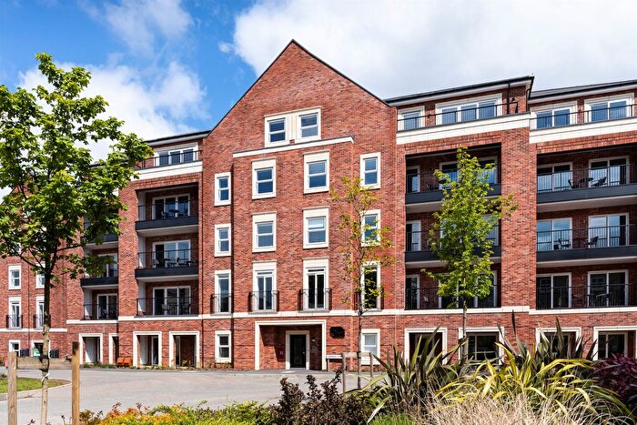 2 Bedroom Flat For Sale In Toye Avenue, London, N20