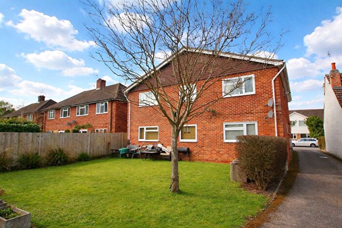 1 Bedroom Flat For Sale In Avondale Avenue, Staines-Upon-Thames, TW18