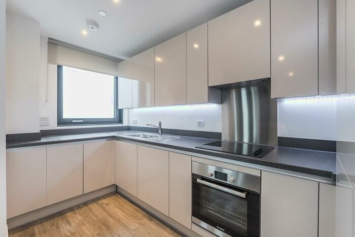 3 Bedroom Flat To Rent In Sutton Court Road Sutton, SM1
