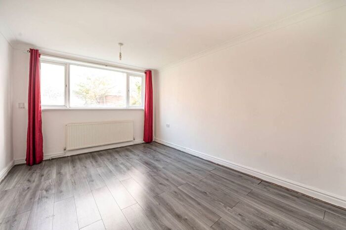 2 Bedroom Flat For Sale In Landseer Avenue, Manor Park, London, E12