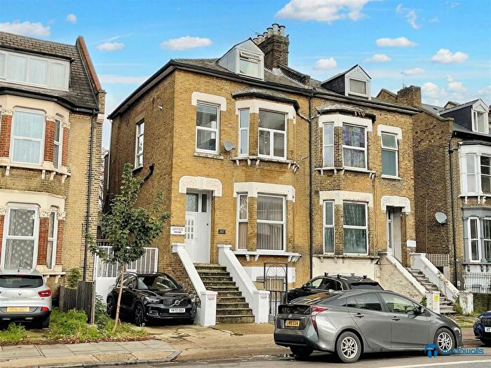 3 Bedroom Flat To Rent In Romford Road, Forest Gate, E7