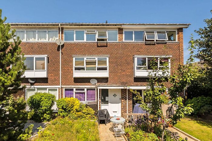 2 Bedroom Maisonette For Sale In Carlyle Close, West Molesey, KT8