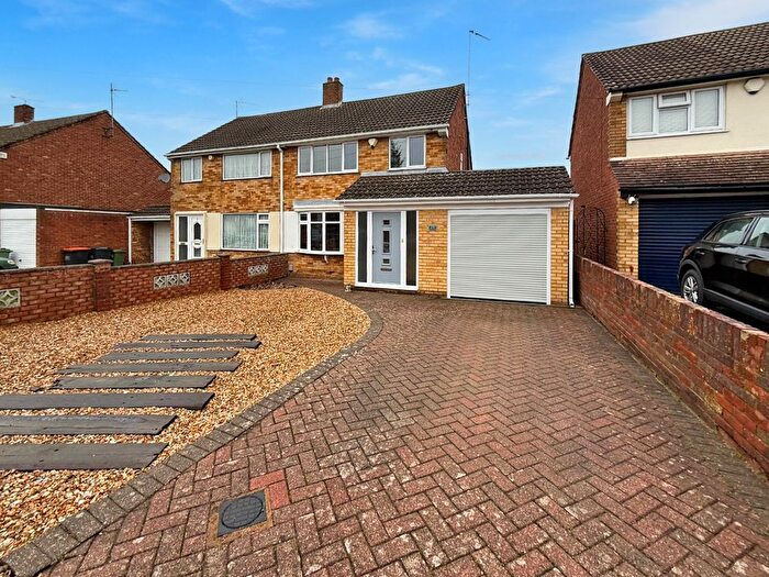3 Bedroom Semi Detached House For Sale In Buckwood Avenue, Dunstable, LU5