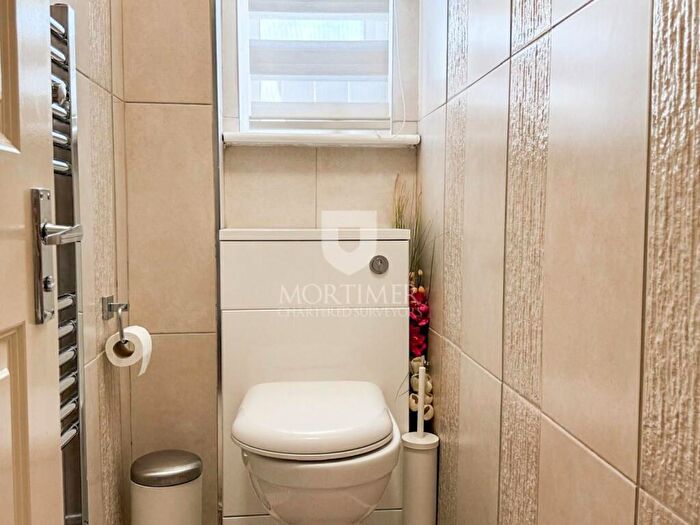 2 Bedroom Apartment To Rent In Green Lanes, London, N21