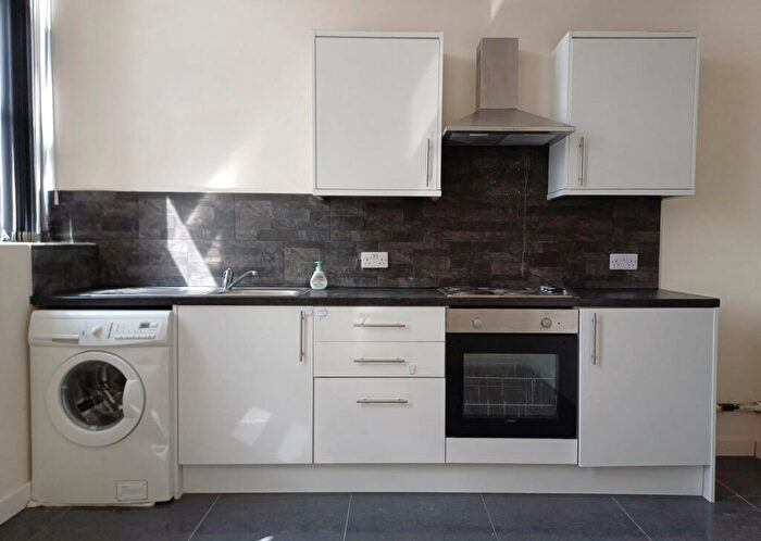 2 Bedroom Flat To Rent In Harehills Lane, Leeds, LS9