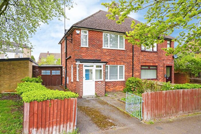 3 Bedroom Semi Detached House For Sale In Hilton Road, Banbury, OX16