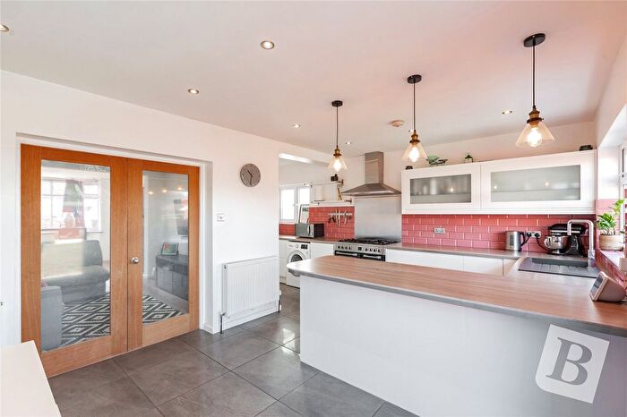 2 Bedroom Detached House For Sale In Mansfield Gardens, Hornchurch, RM12