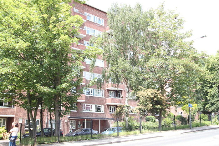 3 Bedroom Apartment To Rent In Kingston, KT2