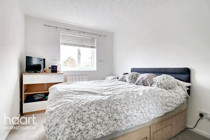 1 Bedroom Flat For Sale In Hutchins Close, Hornchurch, RM12