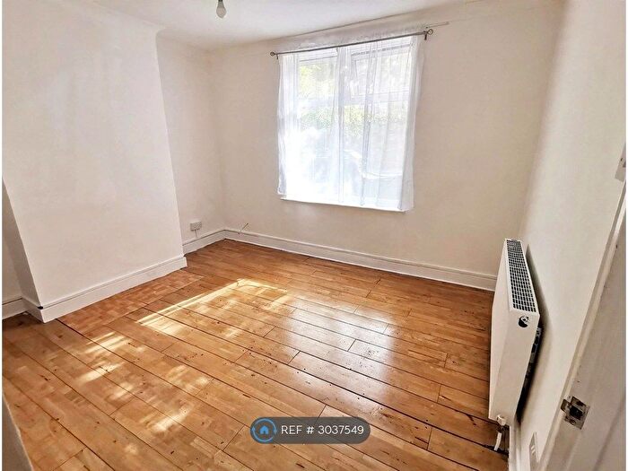 2 Bedroom Flat To Rent In Hinstock Road, London, SE18