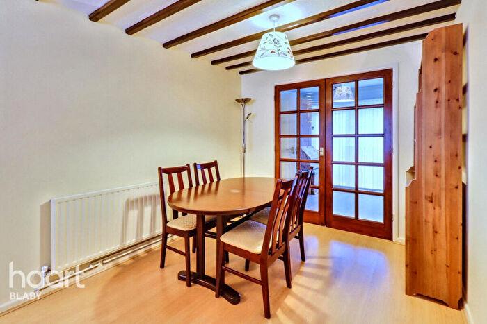 3 Bedroom Semi-Detached House For Sale In Spinney Halt, Leicester, LE8