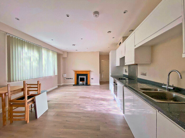 2 Bedroom Apartment To Rent In Kings Court, Camberley, GU15