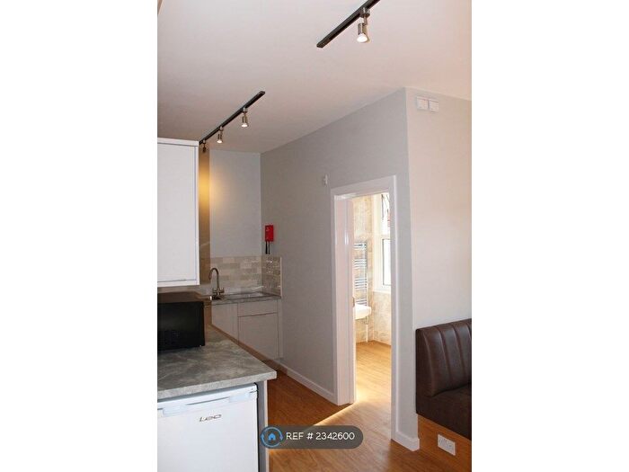 4 Bedroom Flat To Rent In Hawks Road, Kingston Upon Thames, KT1