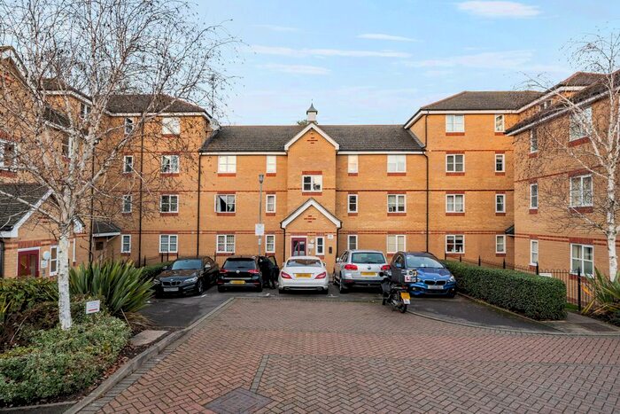 2 Bedroom Flat To Rent In Pickard Close, London, N14