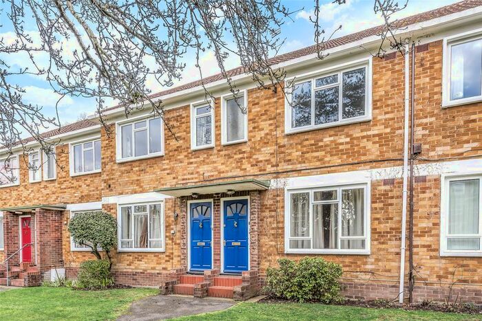 3 Bedroom Flat To Rent In Abbey Court, Camberley, Surrey, GU15