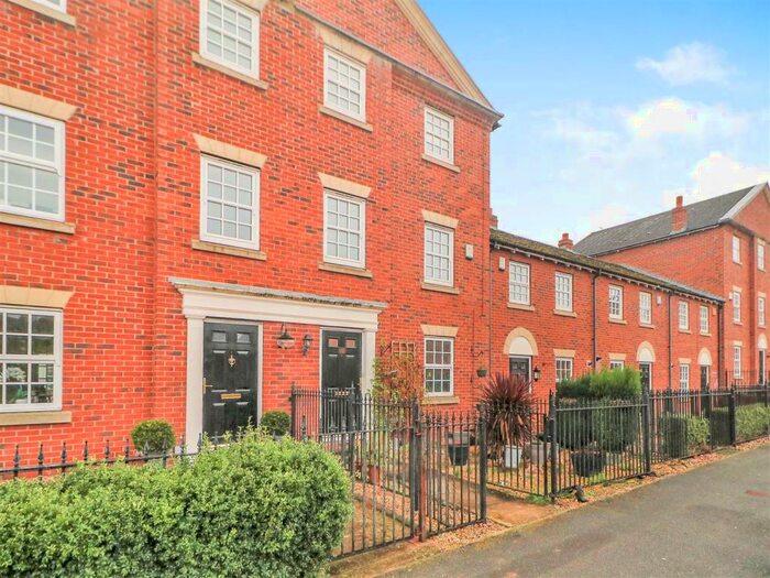 3 Bedroom Town House To Rent In St Marys Walk, Sprotborough, Doncaster, DN5