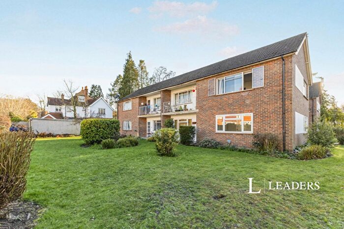 2 Bedroom Flat To Rent In Heath Road, Weybridge, KT13