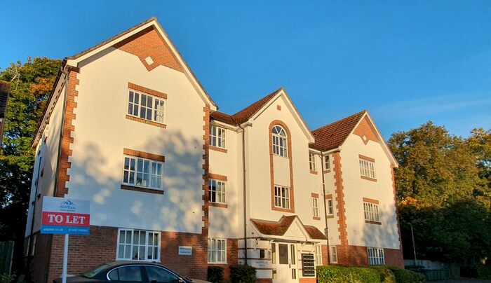 2 Bedroom Flat To Rent In Two Rivers Way, Newbury, RG14