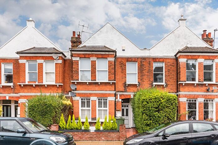 3 Bedroom Flat To Rent In Sternhold Avenue, London, SW2