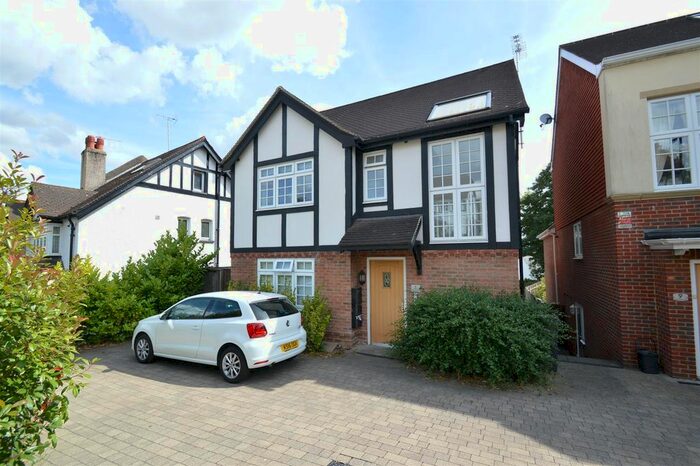 2 Bedroom Flat To Rent In The Avenue, Coulsdon, CR5