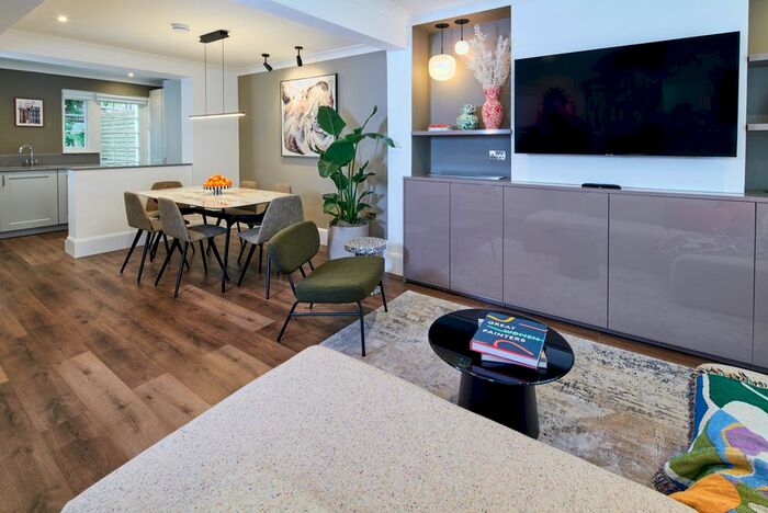 3 Bedroom Flat To Rent In Cheval Place, Knightsbridge, London, SW7