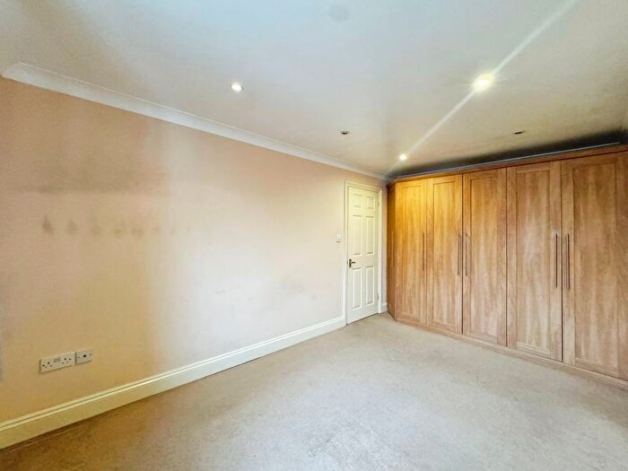 2 Bedroom Flat For Sale In Drayton Road, Borehamwood, WD6