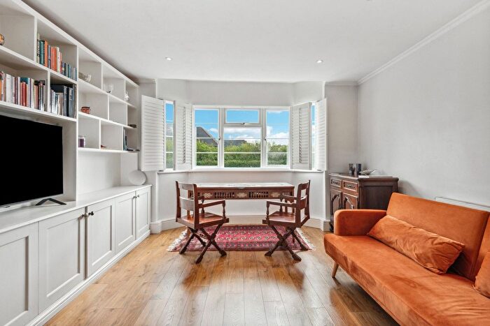 2 Bedroom Flat For Sale In Park Gardens, Kingston Upon Thames, Surrey, KT2