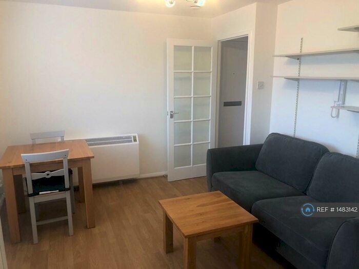 1 Bedroom Flat To Rent In Waddington Close, Enfield, EN1