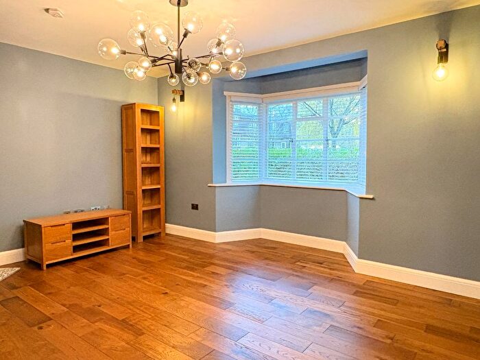2 Bedroom Flat To Rent In Denison Close, Hampstead Garden Suburb, N2