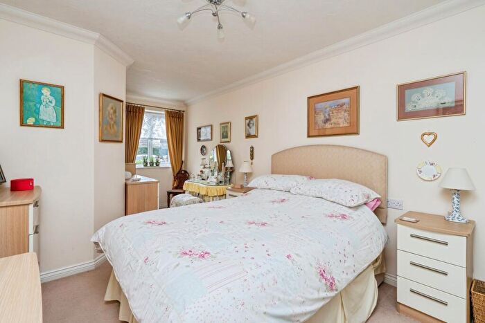 1 Bedroom Flat For Sale In Padnell Road, Waterlooville, Hampshire, PO8