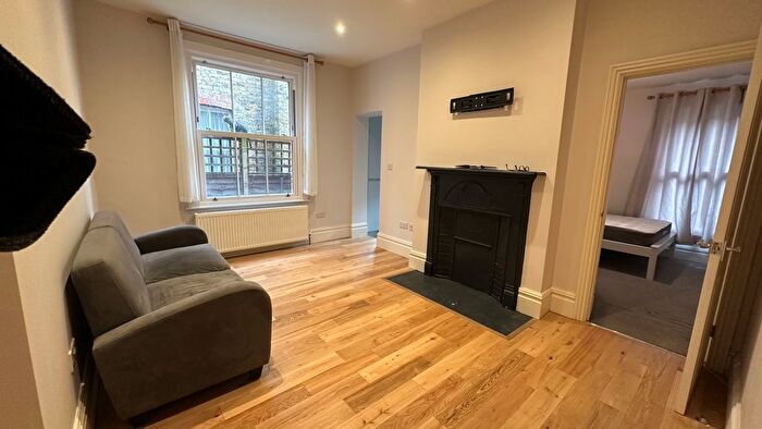 3 Bedroom Flat To Rent In Stapleton Road, London, SW17