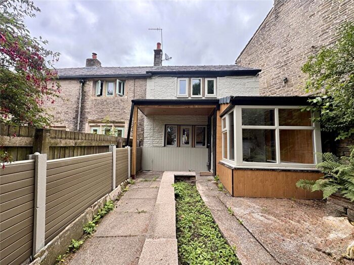 3 Bedroom Semi-Detached House To Rent In Shelderslow, Springhead, Oldham, Greater Manchester, OL4