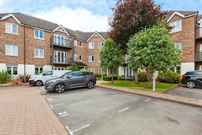 2 Bedroom Flat For Sale In Huntercombe Lane North, Taplow, Maidenhead, SL6