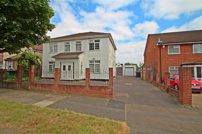 3 Bedroom Flat To Rent In Eastmead Avenue, Greenford, UB6