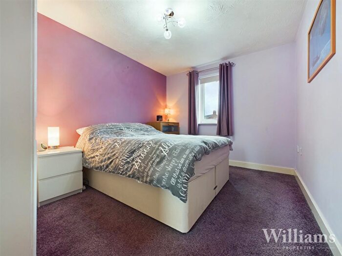 2 Bedroom Flat For Sale In Crowell Mews, Aylesbury, HP19