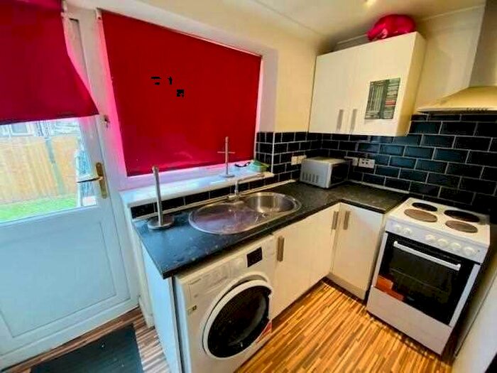 Flat To Rent In Concorde Way, Slough, SL1