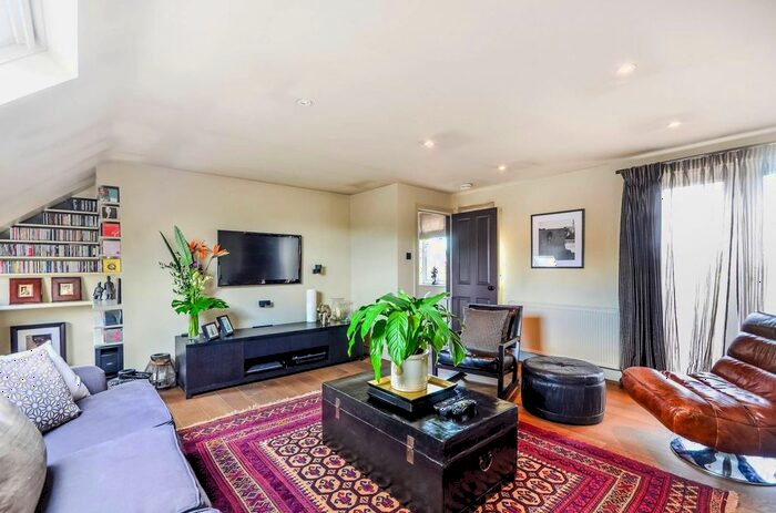 3 Bedroom Maisonette For Sale In Dunstans Road, East Dulwich, London, SE22